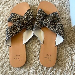 Women’s sandal size 8